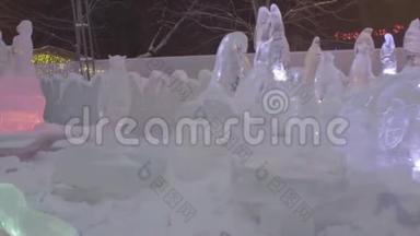 冬城冻企鹅的<strong>冰雕</strong>。 俄罗斯的<strong>冰雕</strong>。 冰城的雕塑。 <strong>冰雕</strong>和